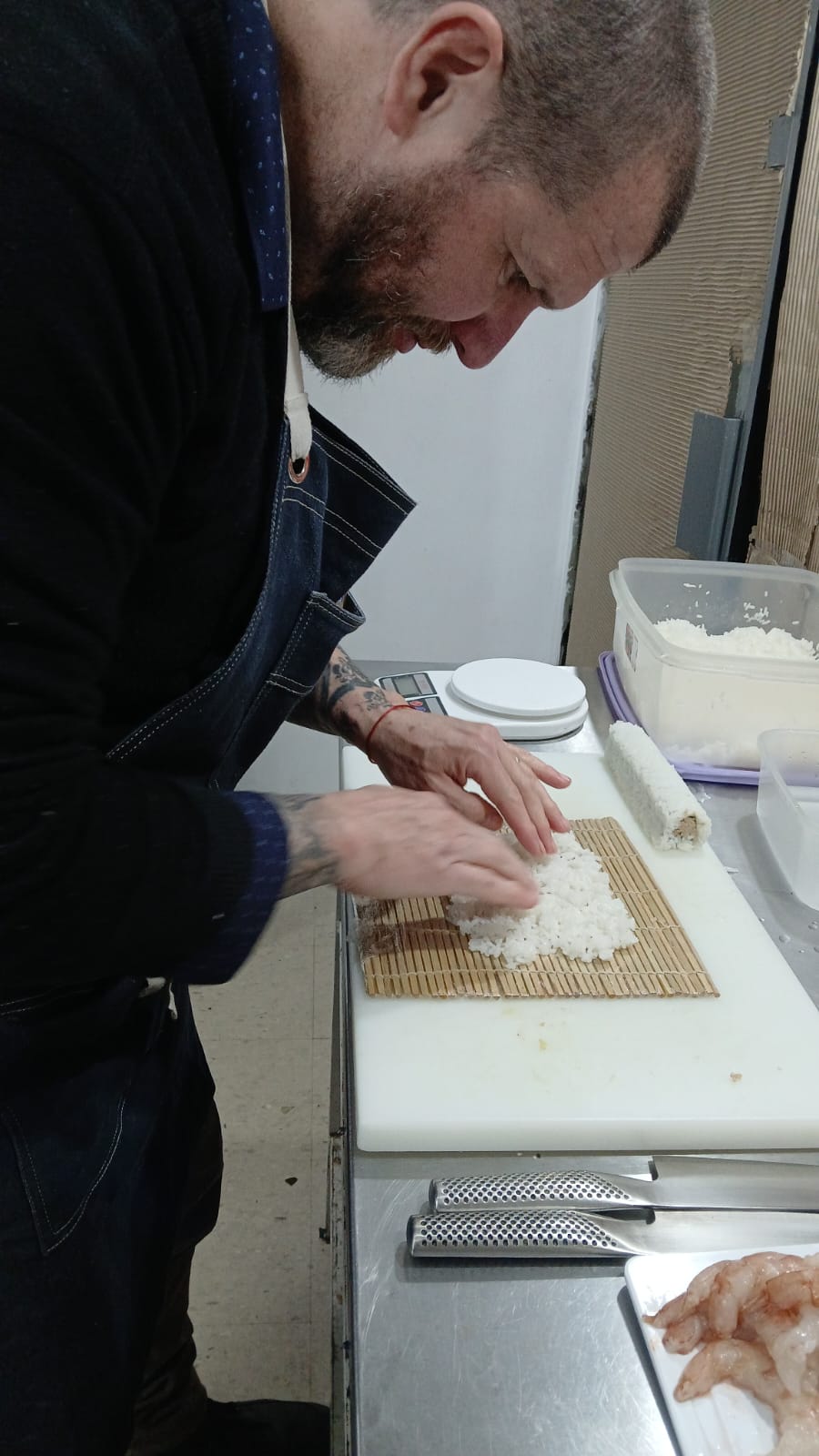 Chef preparando sushi